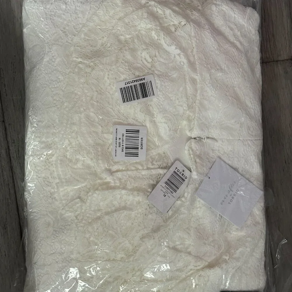 Plus Size Torrid Ivory Lace Tea-Length Wedding Dress Size 24 and Size 18 - Picture 10 of 13